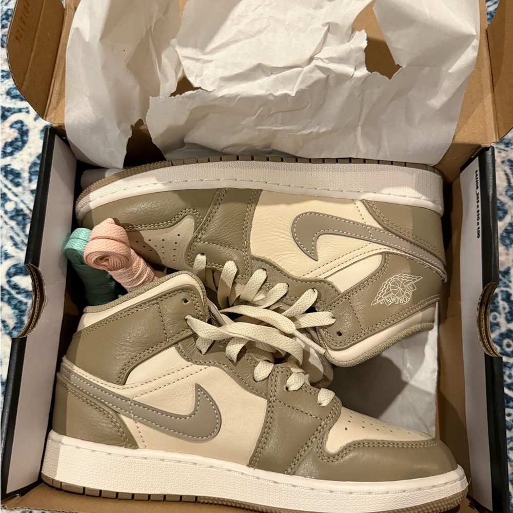 Jordan Boys' Sneakers in Beige and Cream - size 5